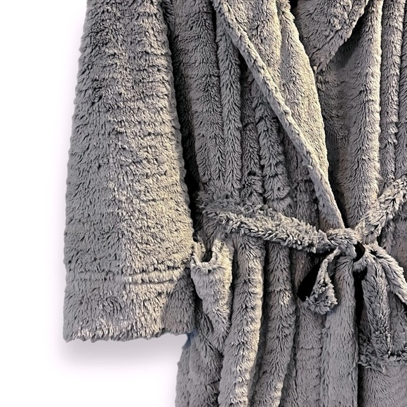 Soma Luxe Long Robe Soft Gray Faux Fur Shawl Collar Belted Pockets Size S/M - Picture 5 of 9